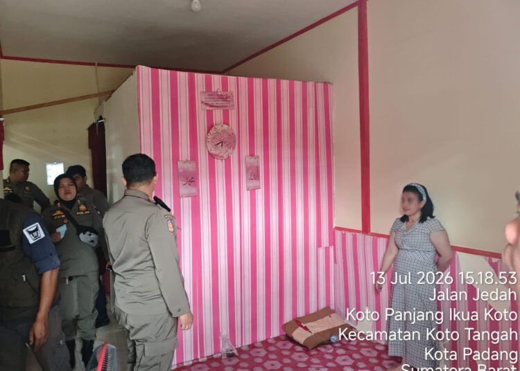 Petugas Satpol PP Kota Padang merazia sebuah panti pijat di kawasan Jalan Belakang TVRI, Kecamatan Koto Tangah, yang diduga menjadi lokasi praktik prostitusi, Senin (13/7/2026).