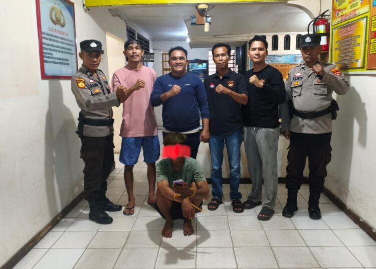Polisi menangkap seorang pemuda ditangkap di rumahnya, di depan Masjid Nurul Haq, Kampung Koto Raya, Nagari Lakitan Selatan, Kecamatan Lengayang, Pesisir Selatan, Sumatera Barat (Sumbar), pada Minggu (12/7/2026) pukul 5.10 WIB karena dilaporkan mencuri tas orang yang salat subuh di masjid tersebut. Foto: Polsek Lengayang