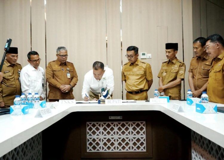 Pemerintah Kabupaten (Pemkab) Solok Selatan bersama Balai Besar Taman Nasional Kerinci Seblat (BBTNKS) resmi menandatangani Perjanjian Kerja Sama (PKS) pengembangan wisata alam jalur pendakian Gunung Kerinci melalui Solok Selatan, di Ruang Rapat Bupati, Senin (13/7/2026).