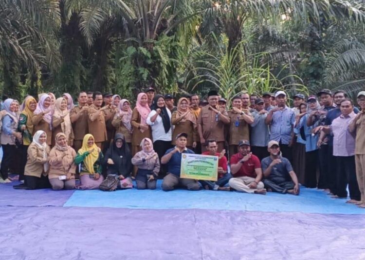Kepala Dinas Pertanian Kabupaten Dharmasraya, Lasmiyati, menyerahkan bantuan 12.500 kilogram benih padi biofortifikasi kepada 30 kelompok tani di Kelompok Tani Makmur, Blok C Sitiung I, Nagari Batu Rijal, Kecamatan Padang Laweh, Selasa (14/7/2026).