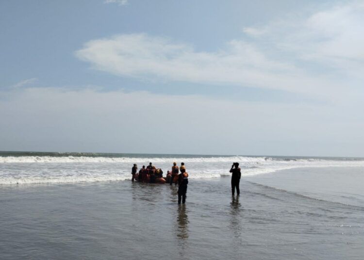 Tim gabungan mencari seorang remaja berusia 14 tahun yang dilaporkan hilang setelah terseret ombak di Pantai Muaro Putuih, Nagari Tiku Limo Jorong, Kecamatan Tanjung Mutiara, Kabupaten Agam, Sumatera Barat, Rabu (15/7/2026).