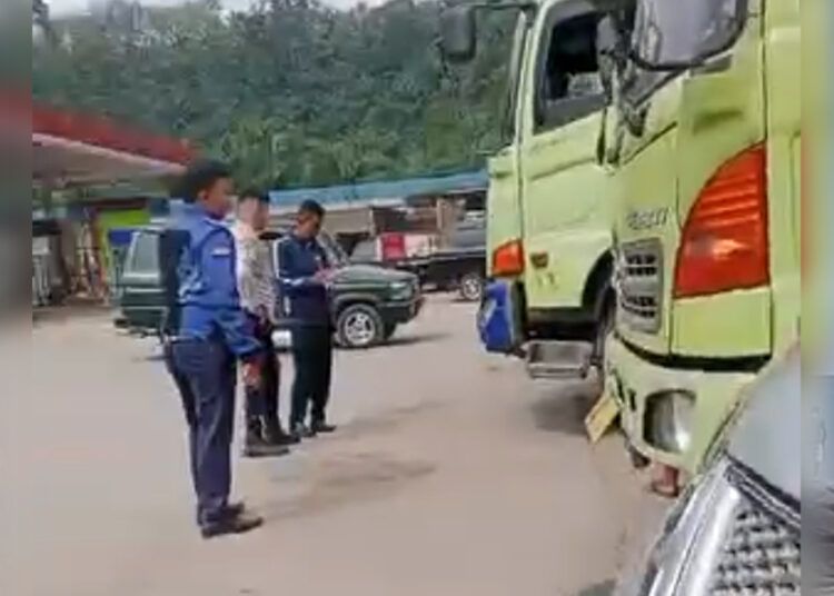 Sebuah video yang memperlihatkan pungutan parkir oleh Dinas Perhubungan (Dishub) Dharmasraya, Sumatera Barat, terhadap kendaraan yang sedang mengantre bahan bakar minyak (BBM) di salah satu SPBU viral di media sosial. Foto: Tangkapan layar media sosial