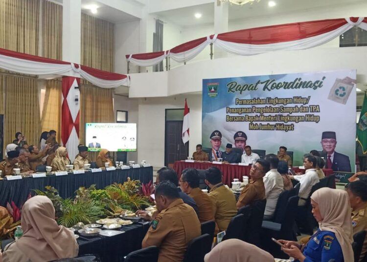 Wakil Wali Kota Payakumbuh Elzadaswarman menghadiri Rapat Koordinasi Permasalahan Lingkungan Hidup, Pengelolaan Sampah, dan Tempat Pemrosesan Akhir (TPA) se-Sumatera Barat di Padang Pariaman, Selasa (14/7/2026).