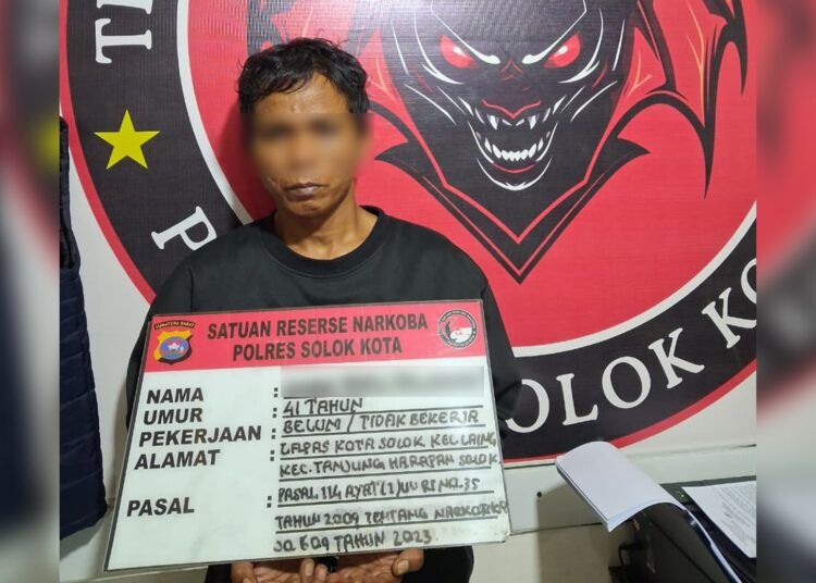 Polisi menangkap seorang pria di pinggir Jalan Veteran, Kelurahan Tanjung Paku, Kecamatan Tanjung Harapan, Kota Solok, Sumatera Barat (Sumbar), pada Senin (13/7/2026) sekitar pukul 2.00 WIB karena diduga membawa sabu-sabu. Foto: Polres Solok Kota