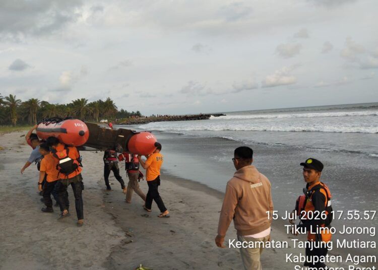 Tim SAR gabungan menggunakan perahu karet saat menyisir perairan Pantai Tiku, Kabupaten Agam, dalam upaya mencari siswa SMP yang hilang terseret ombak.
