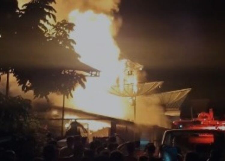 Empat rumah terbakar di Jorong Pasar Lama, Nagari Ujung Gading, Kecamatan Lembah Melintang, Kabupaten Pasaman Barat, Sumatera Barat, pada Rabu (15/7/2026) sekitar pukul 19.48 WIB. Foto: Tangkapan layar media sosial