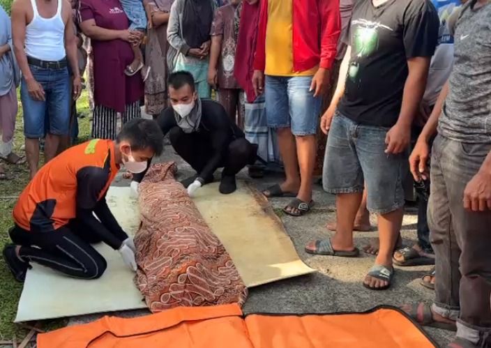 Seorang remaja berusia 14 tahun yang dilaporkan hilang setelah terseret ombak saat berenang di Pantai Pasia Muaro Putuih, Nagari Tiku Limo Jorong, Kecamatan Tanjung Mutiara, Kabupaten Agam, ditemukan meninggal dunia pada Kamis (16/7/2026) pagi.