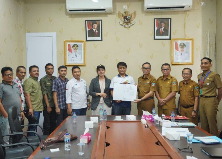 Bupati Dharmasraya Annisa Suci Ramadhani bersama perwakilan perusahaan saat melakukan penandatanganan kerja sama pembangunan infrastruktur melalui program CSR senilai Rp6,6 miliar di Pulau Punjung, Senin (13/7/2026).