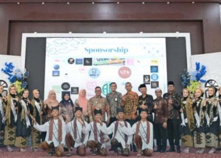 Wali Kota Bukittinggi Ramlan Nurmatias bersama Bunda GenRe Bukittinggi Ny. Yesi Ramlan Nurmatias berfoto dengan para finalis Duta GenRe Bukittinggi 2026 usai puncak apresiasi pemilihan yang digelar di Balairung Rumah Dinas Wali Kota Bukittinggi, Kamis (16/7/2026).