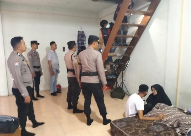 Polisi melakukan olah tempat kejadian perkara di rumah tempat korban gantung diri di Jalan S. Parman Nomor 99, Jorong Jati, Nagari Baringin, Kecamatan Lima Kaum, pada Kamis (16/7/2026) siang. Foto: Polsek Lima Kaum