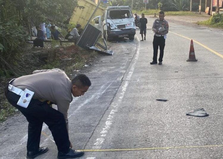 Kecelakaan beruntun melibatkan lima kendaraan terjadi di Jalan Lintas Sumatera Kilometer 9 Sialang, Nagari Gunung Selasih, Kecamatan Pulau Punjung, Kabupaten Dharmasraya, Sumatera Barat, pada Kamis (16/7/2026) sekitar pukul 16.30 WIB. Foto: Polres Dharmasraya