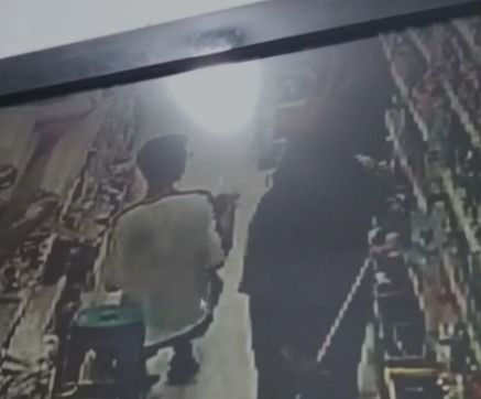 Sebuah video memperlihatkan dugaan aksi tak senonoh seorang pria terhadap pekerja minimarket di Jalan Sutomo, Kecamatan Padang Timur, Kota Padang, Sumatera Barat, yang terekam kamera pengawas atau Closed-Circuit Television (CCTV). Foto: Tangkapan layar rekaman CCTV
