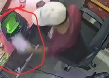 Video: Pria di Padang Curi Uang Bengkel Tempatnya Bekerja, Aksi Terekam CCTV