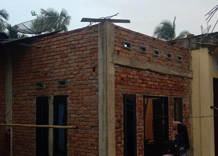 Angin kencang yang disertai cuaca ekstrem merusak enam rumah Nagari Simpang Utara, Kecamatan Simpang Alahan Mati, Pasaman, Sumatera Barat (Sumbar), pada Kamis (16/7/2026) sore. Foto: BPBD Pasaman