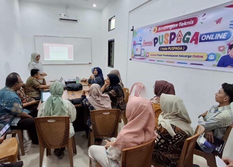 Dinas Sosial, Pemberdayaan Perempuan, Perlindungan Anak, Pengendalian Penduduk dan Keluarga Berencana Dharmasraya membahas aplikasi HaloPUSPAGA di kantor dinas itu pada Kamis (16/7/2026). Foto: Pemkab Dharmasraya