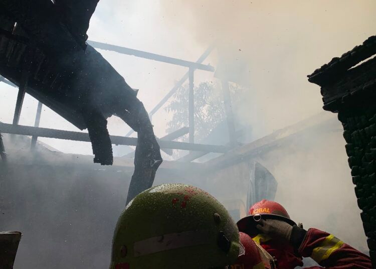 Petugas damkar memadamkan api yang membakar sebuah rumah di Jalan Barito Nomor 4, RT 002, RW 003, Kelurahan Rimbo Kaluang, Kecamatan Padang Barat, Padang, Sumatera Barat (Sumbar), pada Sabtu (18/7/2026) menjelang tengah hari. Foto: Dinas Damkar Padang