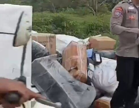 Banyak paket tercecer di jalan akibat truk ekspedisi bertabrakan dengan dump truck di kawasan Simpang SMKN 1 Sungai Rumbai, Dharmasraya, pada Sabtu (18/7/2026) pagi.