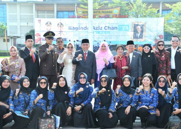 Wakil Wali Kota Padang, Maigus Nasir, berfoto bersama usai memimpin upacara peringatan gugurnya Pahlawan Nasional sekaligus mantan Wali Kota Padang, Bagindo Aziz Chan, ke-79 di Lapangan Upacara Balai Kota Aie Pacah, Minggu (19/7/2026) pagi.