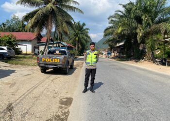 Polisi cek TKP Toyota Avanza berwarna merah terbalik di Jalan Lintas Sumatra, Jorong Tanjung Medan, Nagari Tanjung Lolo, Kecamatan Tanjung Gadang, Kabupaten Sijunjung, Minggu (19/7/2026) dini hari.