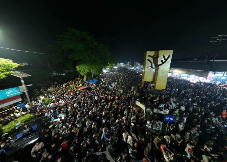Ribuan warga memadati kawasan Tugu Adipura, Kota Payakumbuh, untuk menyaksikan nonton bareng (nobar) final Piala Dunia 2026 antara Spanyol dan Argentina yang difasilitasi Pemerintah Kota Payakumbuh pada Senin (20/7/2026) dini hari.