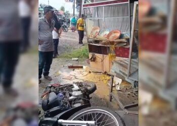 Pikap Muatan Ikan Tabrak Warung Lontong dan Motor di Padang Pariaman