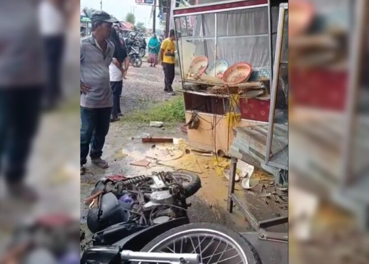 Sebuah mobil pikap menabrak warung dan sepeda motor di Jalan Baru Sungai Sirah, Nagari Pilubang, Kecamatan Sungai Limau, Kabupaten Padang Pariaman, Sumatera Barat, pada Minggu (20/7/2026) pagi.