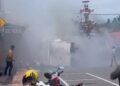 Video: Sebuah Mobil Terbakar di Pariaman, Asap Hitam Membubung Tinggi