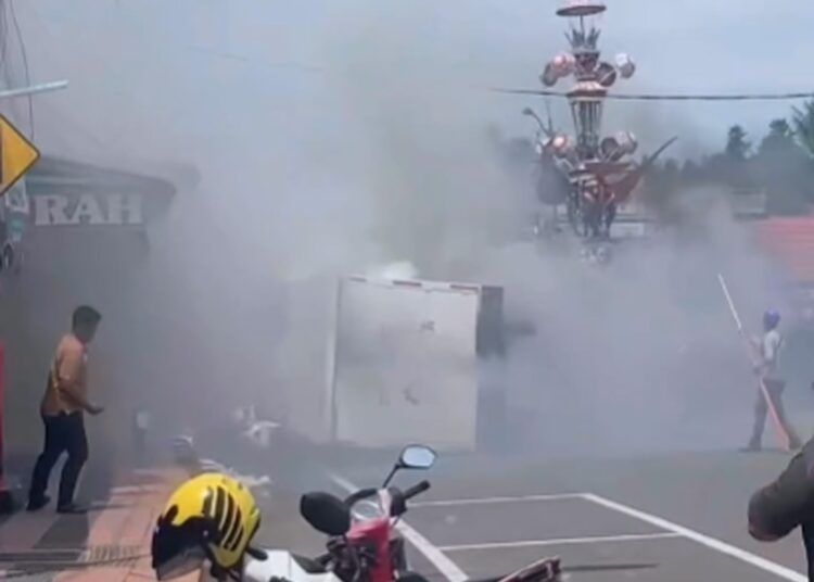 Satu unit mobil box terbakar di perempatan lampu merah Simpang Tabuik, Kota Pariaman, Sumatera Barat, pada Senin (20/7/2026) siang. Foto: Tangkapan layar media sosial