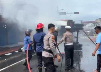 Mobil Boks Terlepas saat Digeser, Tabrak Mobil dan Dua Motor di Pariaman hingga Terbakar