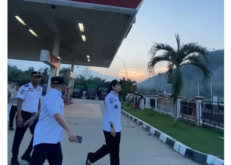 Bupati Dharmasraya, Annisa Suci Ramadhani, meninjau langsung sejumlah SPBU di Dharmasraya menyusul laporan masyarakat terkait dugaan retribusi parkir bagi kendaraan yang mengantre BBM.