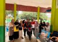 Jalan Kaki 6 Km ke Sekolah, Guru di Pesisir Selatan Dihadiahi Motor oleh Sesama Guru