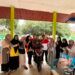 Jalan Kaki 6 Km ke Sekolah, Guru di Pesisir Selatan Dihadiahi Motor oleh Sesama Guru