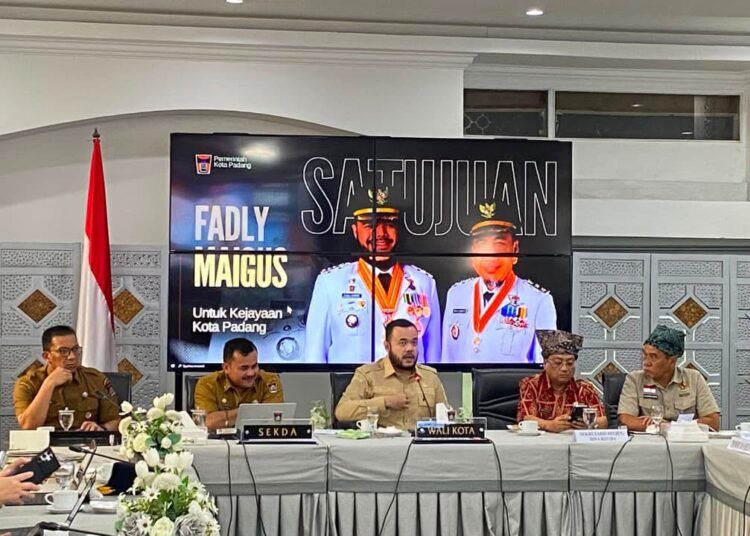 Wali Kota Padang Fadly Amran menerima Tim Monitoring Kementerian Dalam Negeri di Rumah Dinas Wali Kota Padang, Senin (20/7/2026).