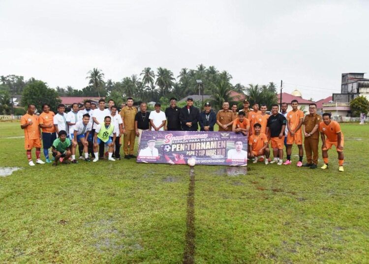 Wali Kota Pariaman, Yota Balad, berfoto bersama para pemain usai membuka Open Turnamen Persatuan Sepak Bola Putra Naras (PSPN) 2 Cup di Sport Arena Desa Naras Hilir, Kecamatan Pariaman Utara, Senin (20/7/2026).
