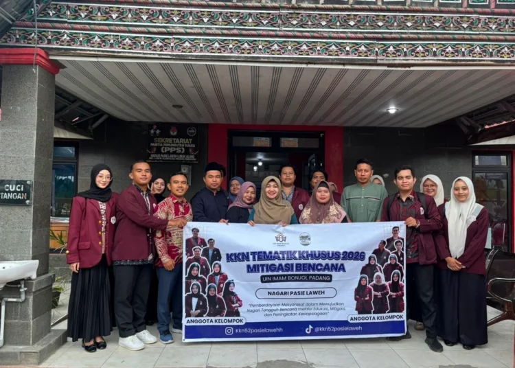 Rektor Universitas Islam Negeri (UIN) Imam Bonjol Padang, Martin Kustati, melepas 16 mahasiswa Kuliah Kerja Nyata (KKN) Mitigasi Bencana untuk menjalankan pengabdian di Nagari Pasie Laweh, Kecamatan Lubuk Alung, Kabupaten Padang Pariaman, Sumatera Barat, Senin (20/7/2026).  