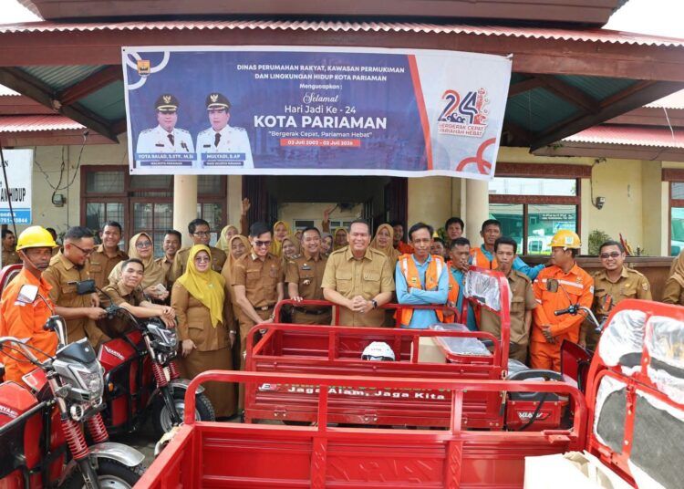 Wali Kota Pariaman, Yota Balad, menyerahkan armada kebersihan baru kepada petugas kebersihan Dinas Perumahan Rakyat, Kawasan Permukiman, dan Lingkungan Hidup (Perkim LH) Pariaman di halaman kantor dinas tersebut, Senin (20/7).