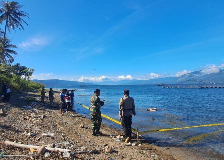Petugas kepolisian mengevakuasi jenazah pria yang ditemukan mengapung di tepian Danau Singkarak, Tanah Datar. Korban kemudian teridentifikasi sebagai Erman (69), warga Nagari Andaleh yang dilaporkan hilang sejak 17 Juli 2026.