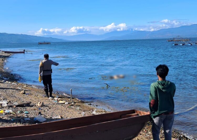 Mayat pria tanpa identitas dan busana ditemukan mengapung di tepi Danau Singkarak, Kecamatan Batipuh Selatan, Kabupaten Tanah Datar, Sumatera Barat, pada Selasa (21/7/2026) pagi. Foto: Polsek Batipuh Selatan