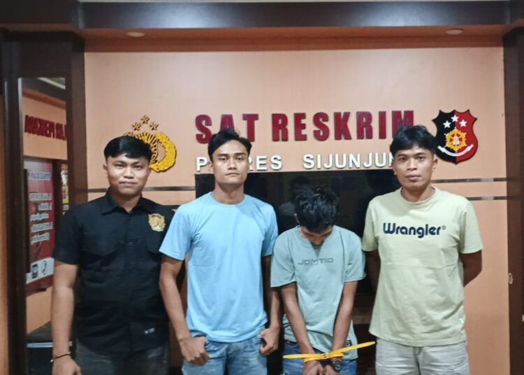 Polisi menangkap seorang pria di depan SPBU Tanah Bedantung, Nagari Sijunjung, Kecamatan Sijunjung, Sijunjung, Sumatera Barat (Sumbar), pada Senin (20/7/2026) sekitar pukul 17.30 WIB karena dilaporkan menyebarkan foto telanjang mantan pacarnya. Foto: Polres Sijunjung