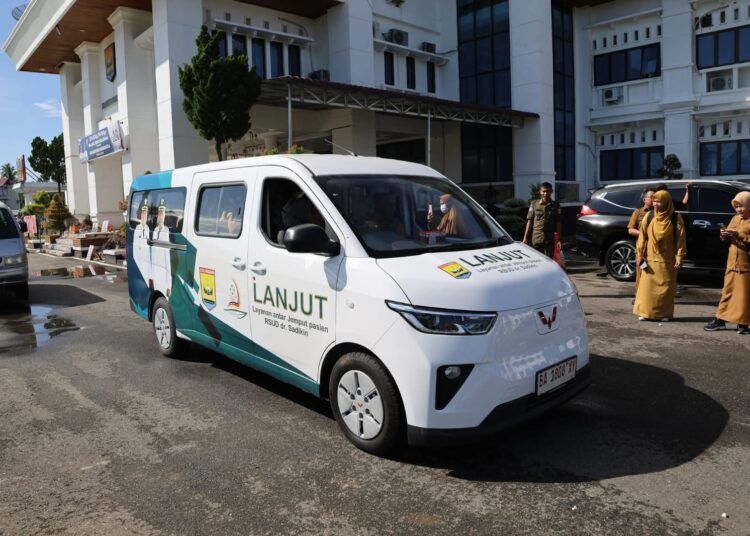 Wali Kota Pariaman, Yota Balad, meluncurkan program Layanan Antar Jemput (LANJUT) gratis bagi pasien warga Kota Pariaman yang membutuhkan transportasi rujukan menuju RSUD Sadikin Pariaman, Selasa (21/7/2026).