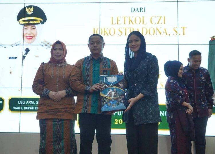 Bupati Dharmasraya Annisa Suci Ramadhani bersama jajaran Forkopimda menyambut Dandim 0310/SSD yang baru, Letkol Inf Dicky Sakti Maulana, sekaligus melepas Letkol CZI Joko Stradona dalam acara pisah sambut di Auditorium Dharmasraya, Pulau Punjung, Senin (20/7/2026).