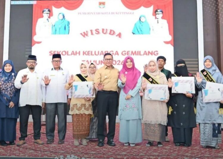 Wali Kota Bukittinggi Ramlan Nurmatias bersama Ketua TP PKK Kota Bukittinggi Yesi Ramlan Nurmatias menghadiri Wisuda Sekolah Keluarga