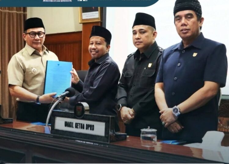 Wali Kota Bukittinggi, Ramlan Nurmatias, menyampaikan Perubahan Kebijakan Umum Anggaran (KUA) dan Perubahan Prioritas dan Plafon Anggaran Sementara (PPAS) APBD Tahun Anggaran 2026 serta Ranperda tentang Perubahan Perda Nomor 8 Tahun 2023 tentang Pajak Daerah dan Retribusi Daerah dalam rapat paripurna DPRD Kota Bukittinggi, Senin (20/7/2026).