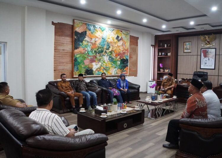 Wali Kota (Wako) Padang Panjang, Hendri Arnis, mengajak seluruh partai politik (parpol) memperkuat sinergi dan kolaborasi dengan Pemerintah Kota dalam mendukung pembangunan daerah. Ajakan tersebut disampaikan Hendri saat bersilaturahmi dengan para ketua dan pengurus partai politik di ruang kerjanya pada Selasa (21/7/2026).