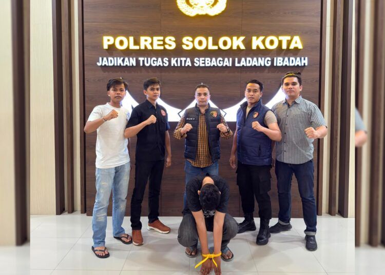 Polisi menangkap seorang pekerja konter ponsel di Kota Solok berinisial MDA yang diduga menggelapkan uang hasil transaksi sebesar Rp9,4 juta untuk bermain judi online. Foto: Polres Solok Kota