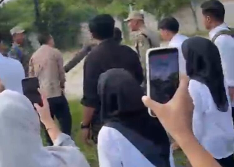 Sejumlah aparat yang terdiri dari Satuan Polisi Pamong Praja (Satpol PP), kepolisian, dan TNI mendatangi Kampus Universitas Fort De Kock, Bukittinggi, hingga berujung ricuh.