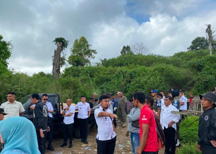 Personel Satpol PP bersama aparat gabungan memasang plang pengamanan aset Pemerintah Kota Bukittinggi di kawasan Universitas Fort De Kock, Rabu (22/7/2026).