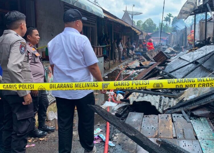 Kebakaran hebat menghanguskan 15 kios di Pasar Kayu Tanam, Kecamatan 2x11 Kayu Tanam, Kabupaten Padang Pariaman, pada Rabu (22/7/2026) pagi.