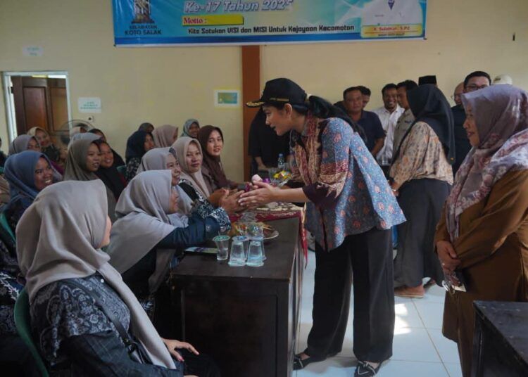 Bupati Dharmasraya Annisa Suci Ramadhani menyerahkan bantuan Program Permakanan Tahap III kepada ibu hamil dan ibu menyusui di Kecamatan Koto Salak, Selasa (21/7/2026).