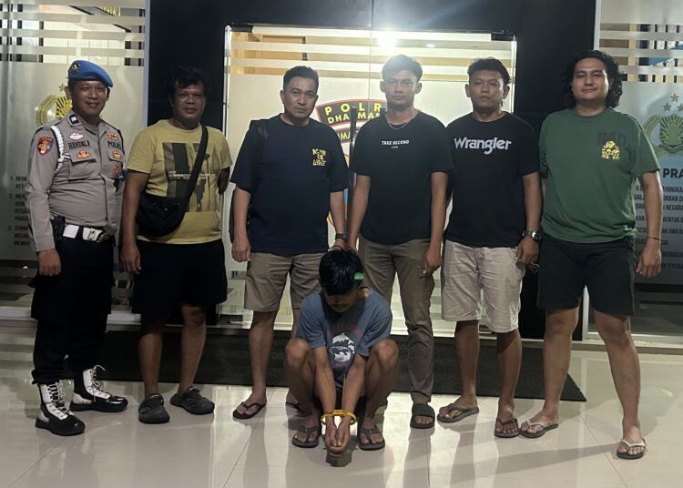 Polisi menangkap seorang pemuda di pabrik air mineral di Nagari Gunung Medan, Kecamatan Sitiung, Dharmasraya, Sumatera Barat (Sumbar), pada Selasa (21/7/2026) karena diduga menyetubuhi pacarnya, yang merupakan siswi SMP. Foto: Polres Dharmasraya